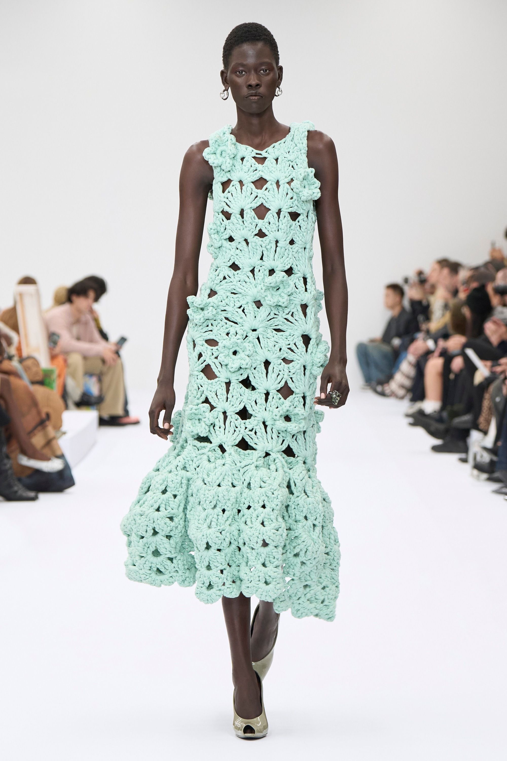 Vestido boho en la pasarela de Acne Studios Primavera-Verano 2025.