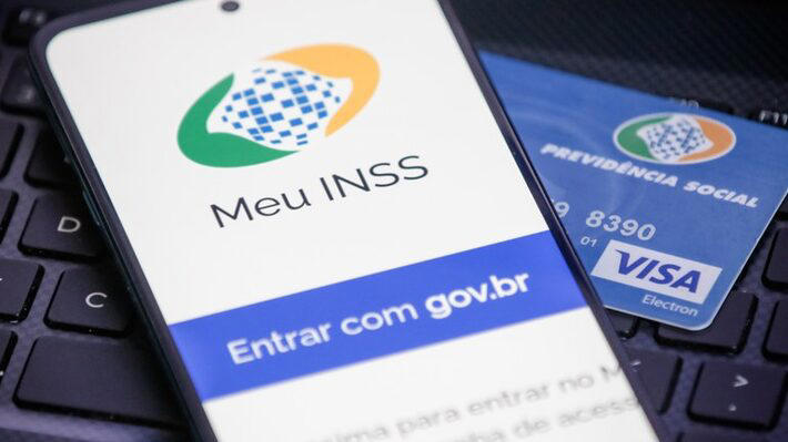 Advogados orientam que aposentados e pensionistas que tiveram débitos feitos de forma indevida façam a própria pesquisa para saber desde quando isso acontece; caminho é a plataforma ou aplicativo do Meu INSS Foto: INSS/Divulgação