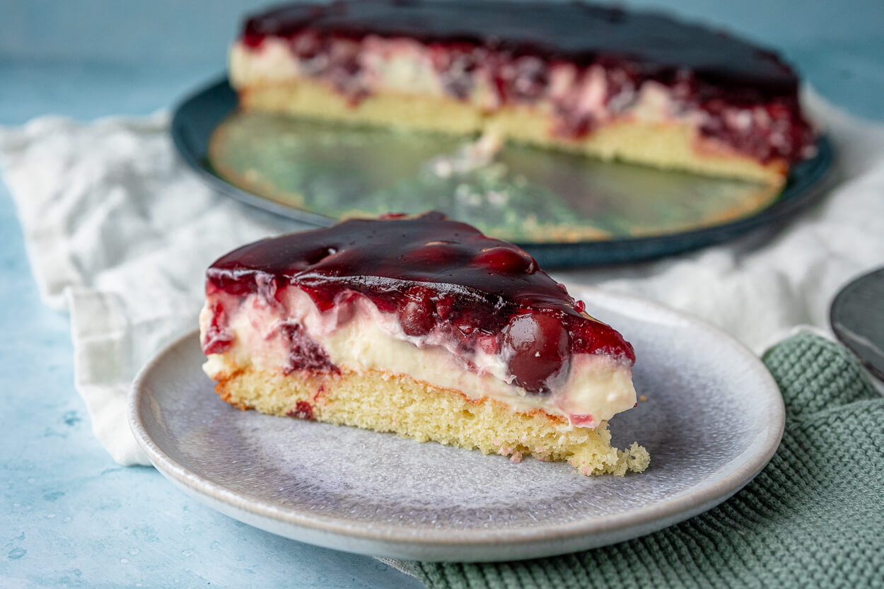 Kirsch-Schmand-Kuchen – einfaches Rezept mit Rührteig &amp; Kirschen