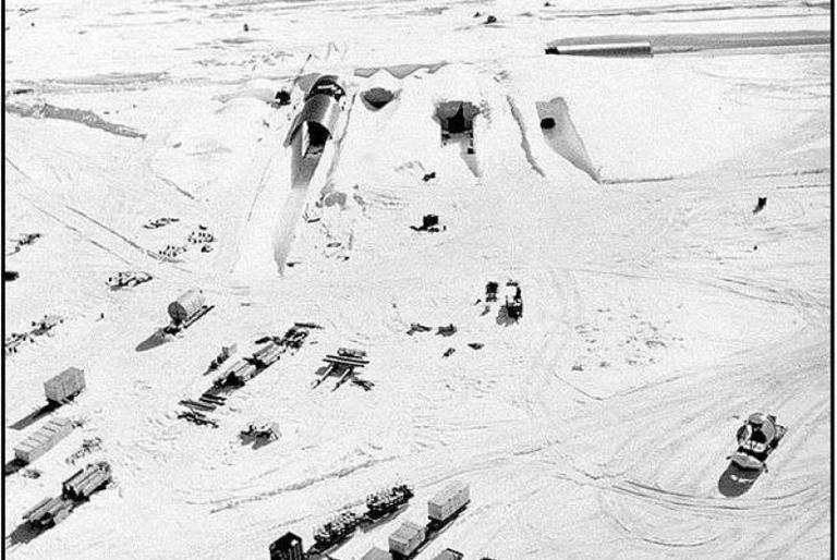 Camp Century yang merupakan pangkalan teknik Militer Amerika Serikat (AS). Pangkalan ini dibangun di atas lapisan es Greenland pada 1959.