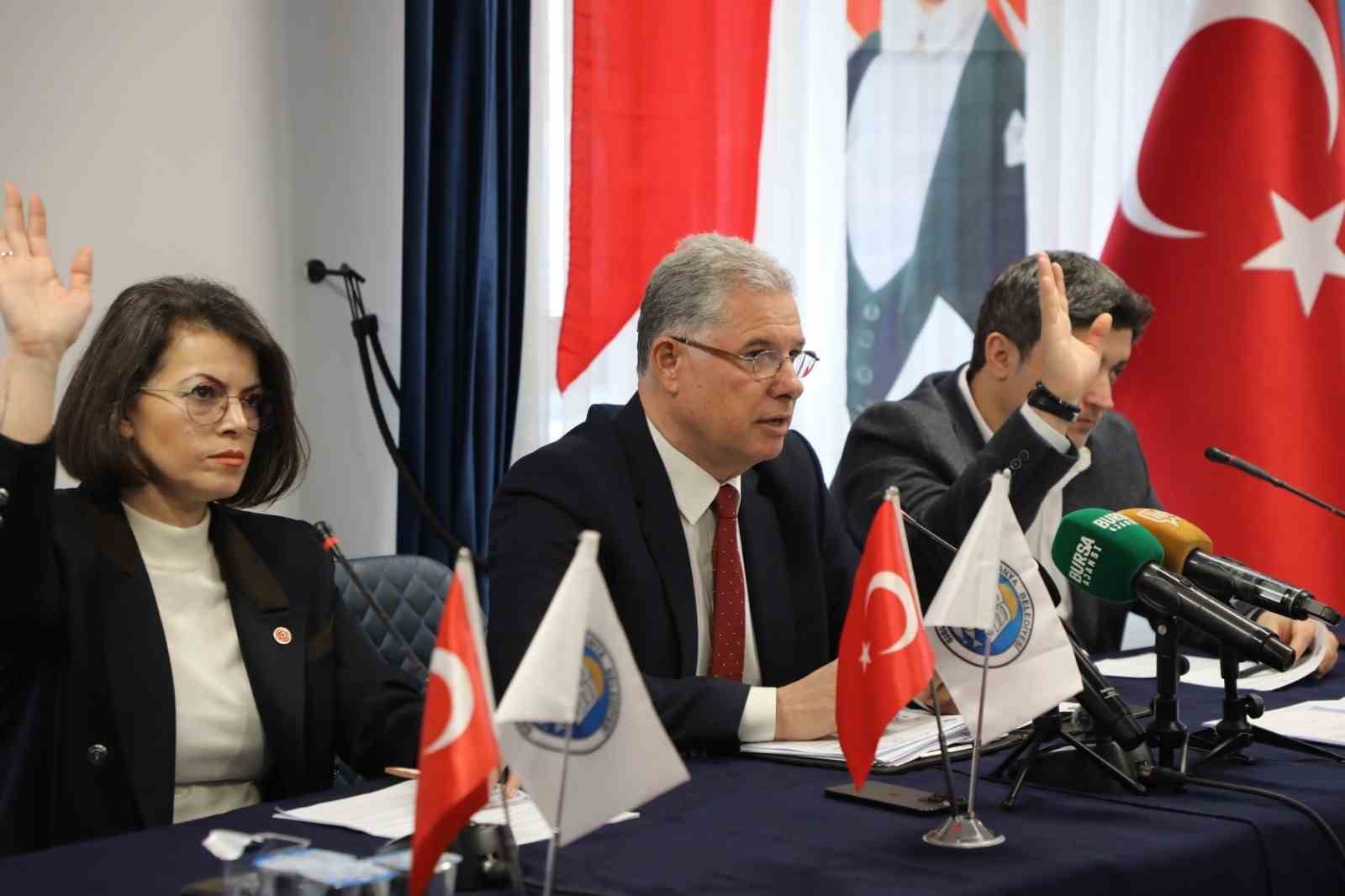 MUDANYA’DA RİSKLİ YAPILARIN, MEVCUT KAT VE METREKARE SINIRLARINI AŞMADAN YERİNDE DÖNÜŞÜMÜNE İLİŞKİN PLAN NOTUNUN İMAR PLANLARINA İŞLENMESİ OYBİRLİĞİYLE KABUL EDİLDİ. BAŞKAN DENİZ DALGIÇ, KARARIN KENTTEKİ YAPI STOKUNUN YENİLENMESİ ADINA ÖNEMLİ BİR ADIM OLDUĞUNU VURGULADI.