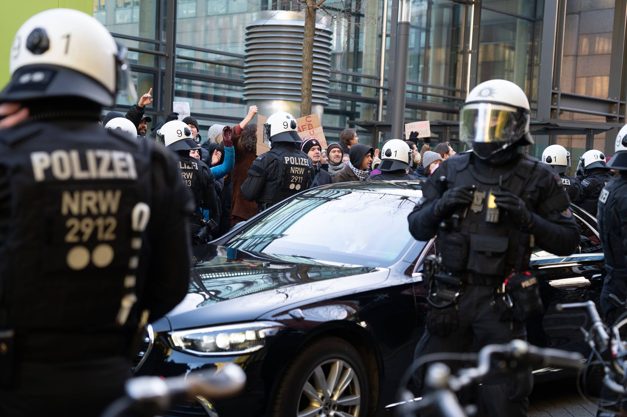 Bundestagswahl live: Demonstranten blockieren Ausfahrt nach Uniklinik ...