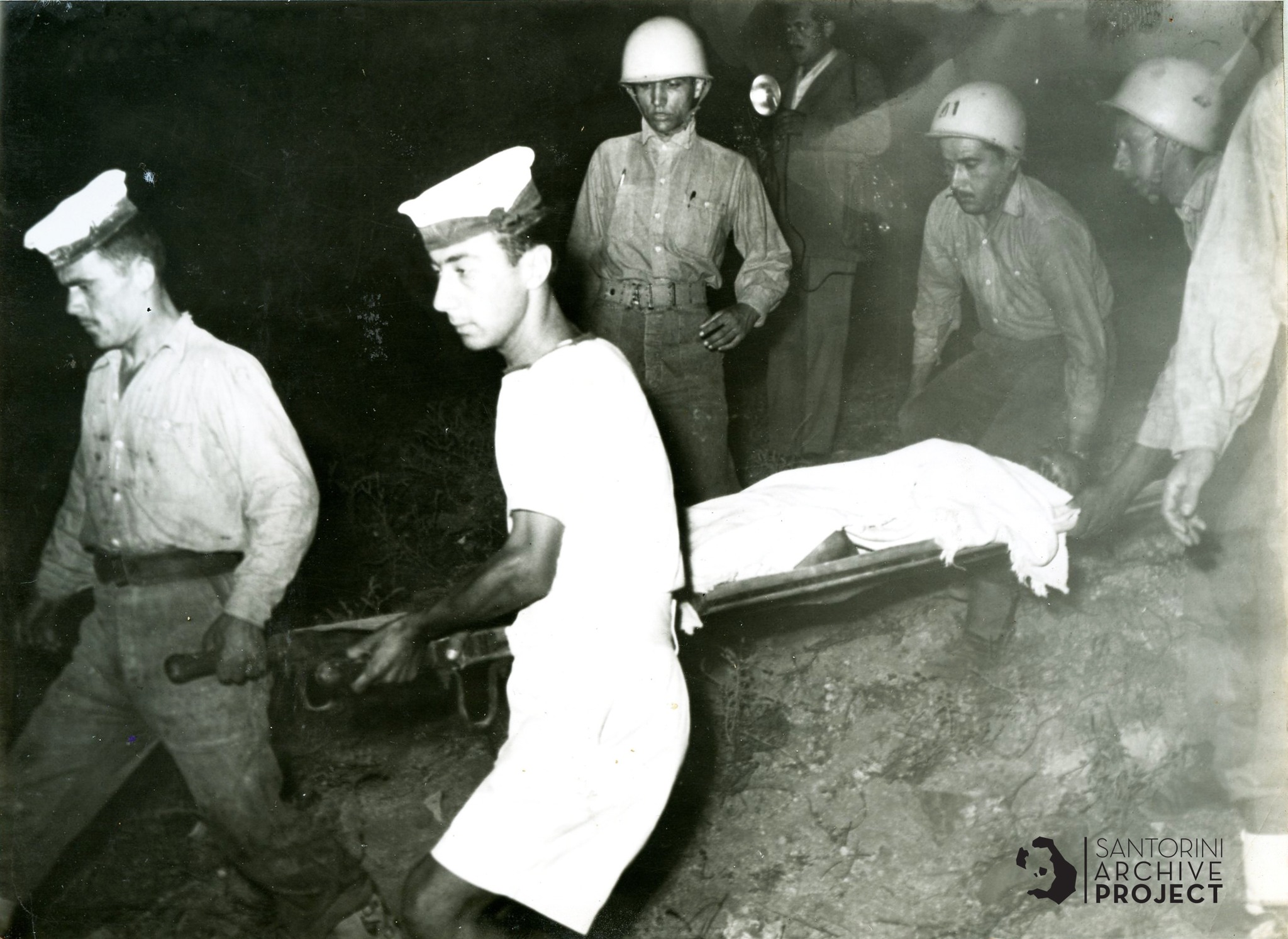 Σαντορίνη: Ο σεισμός του 1956 από φωτογραφίες και δημοσιεύματα της εποχής – «Η δόνηση ισοδυναμούσε με την έκρηξη 10.000 ατομικών βομβών»