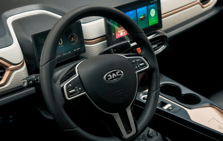 Auto eléctrico para 5 pasajeros y 5 años de garantía por menos de $360,000. Foto: JAC