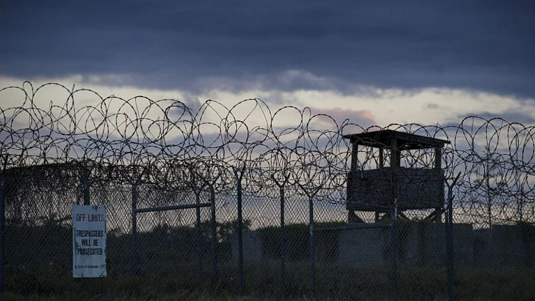 EE.UU. envía el primer avión de migrantes a Guantánamo, según la Casa Blanca