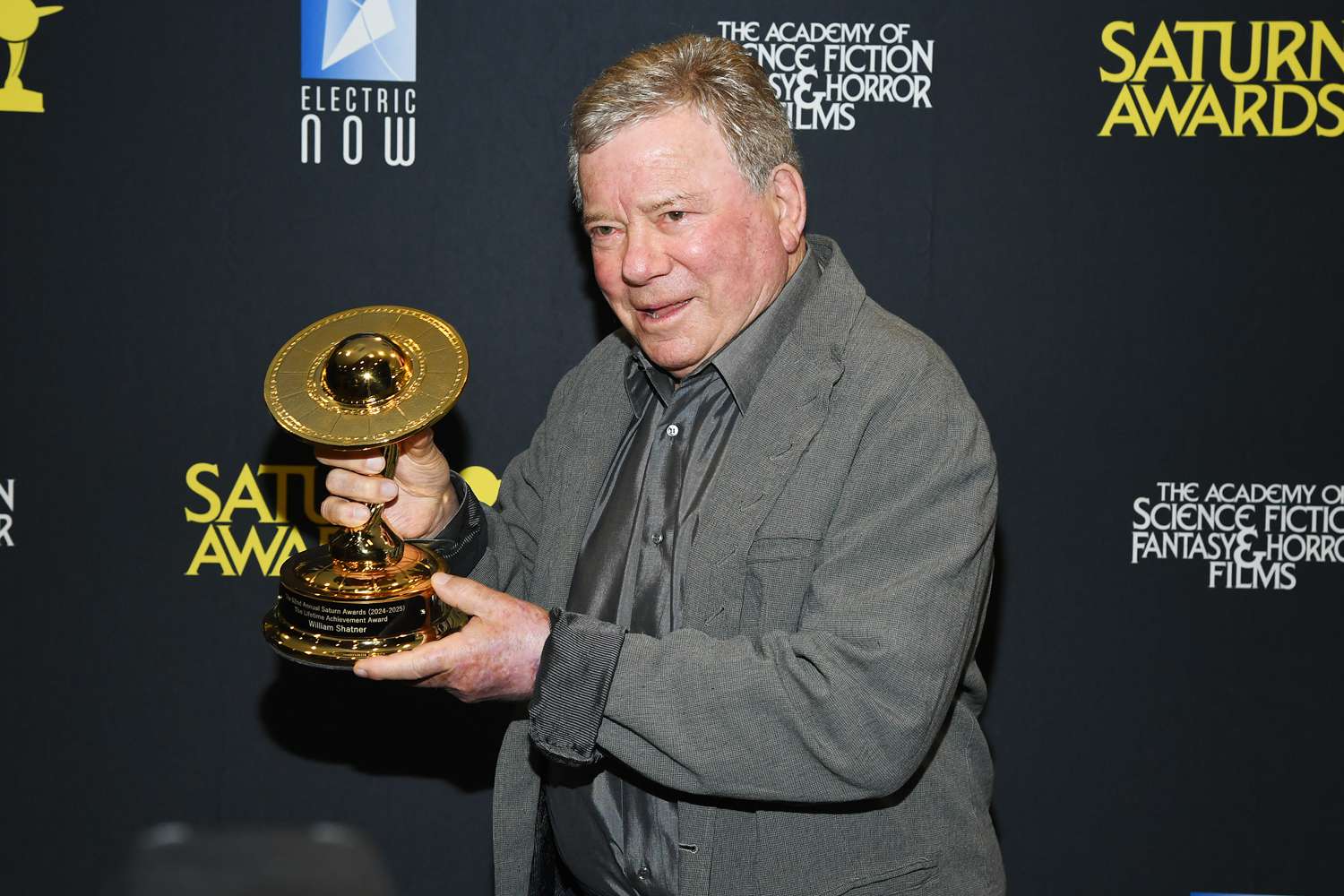 William Shatner, 93, Jokingly Wonders If His Recent Saturn Awards(00)