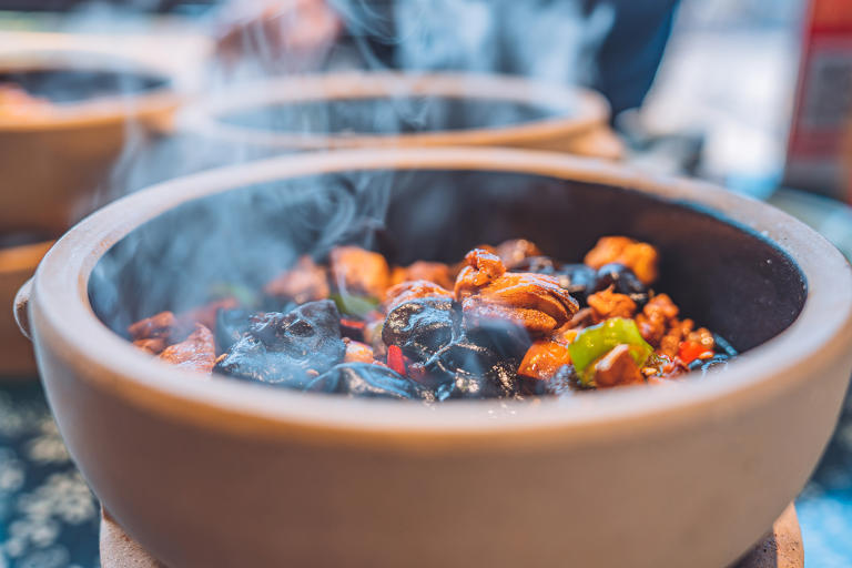 湖南，当之无愧的爆炒第一省，从大名鼎鼎的辣椒炒肉、小炒黄牛肉，到家常的茶油炒鸡、小炒香干，菜单上的各式美味似乎都离不开唯快不破的“炒”功。但来到湖南人的家常餐桌上会发现，还有一个字的存在同样强烈—— 炖！ 冬天没暖气？没关系，湖南人自有妙方