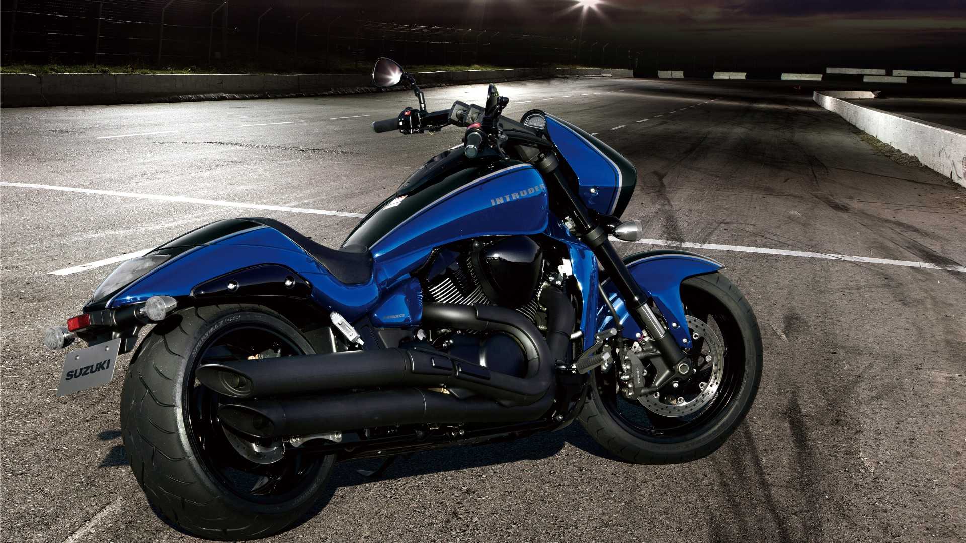 Suzuki Boulevard M109R rear third quarter view