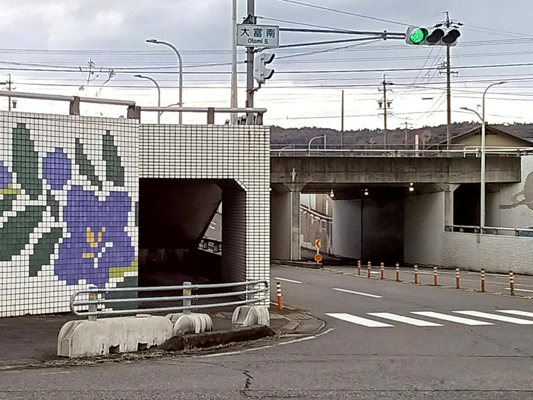 路上生活の男性が居場所にしていた高架下＝５日午後、土岐市内