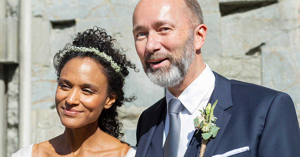 Etter fem år ble Haddy Njie og Trond Giske mann og kone. Her utenfor Nidarosdomen etter vielsen. Foto: Ned Alley / NTB