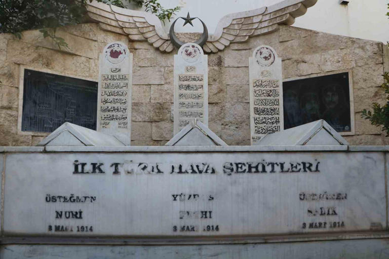 SURİYE’NİN BAŞKENTİ ŞAM’DA BULUNAN İLK TÜRK HAVA ŞEHİTLERİ ANITI, 111 YILDIR EMEVİ CAMİ’NDEKİ YERİNİ KORUYOR. ŞEHİTLİĞE GELEN İNSANLAR, DUA EDEREK ANITI ZİYARET EDİYORLAR.