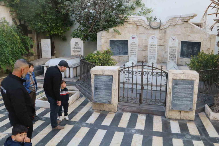 SURİYE’NİN BAŞKENTİ ŞAM’DA BULUNAN İLK TÜRK HAVA ŞEHİTLERİ ANITI, 111 YILDIR EMEVİ CAMİ’NDEKİ YERİNİ KORUYOR. ŞEHİTLİĞE GELEN İNSANLAR, DUA EDEREK ANITI ZİYARET EDİYORLAR.