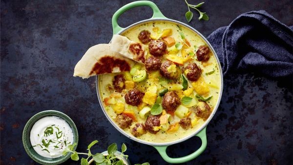 Fruchtiger Hackbällchen-Kürbis-Eintopf mit feiner Curry-Soße