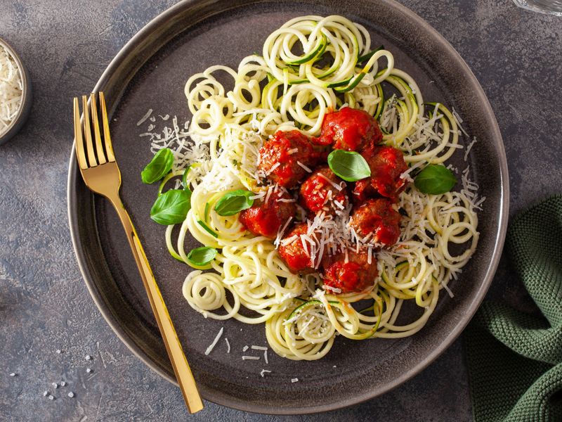 Fitness-Rezept: Zucchini-Pasta mit Tomaten und Frischkäse