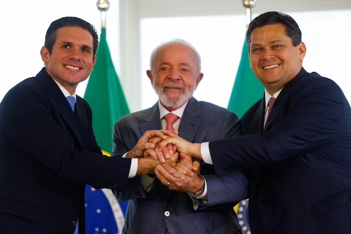 Motta (à esq.), ao lado de Lula e Alcolumbre; presidente da Câmara apoiou, em entrevista o modelo parlamentarista no Brasil Foto: Wilton Junior/Estadão