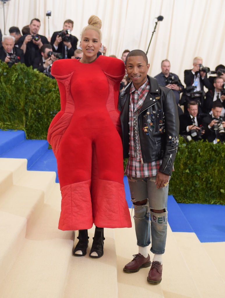 Helen Lasichanh y Pharrell Williams en la Met Gala 2016, con diseños de Comme des Garçons.
