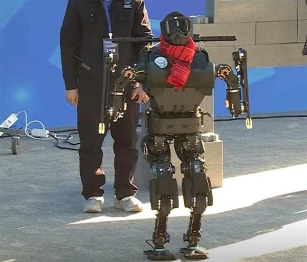 楚才人形机器人亮相：65公斤重，推倒即起，未来市场规模将超3000亿？