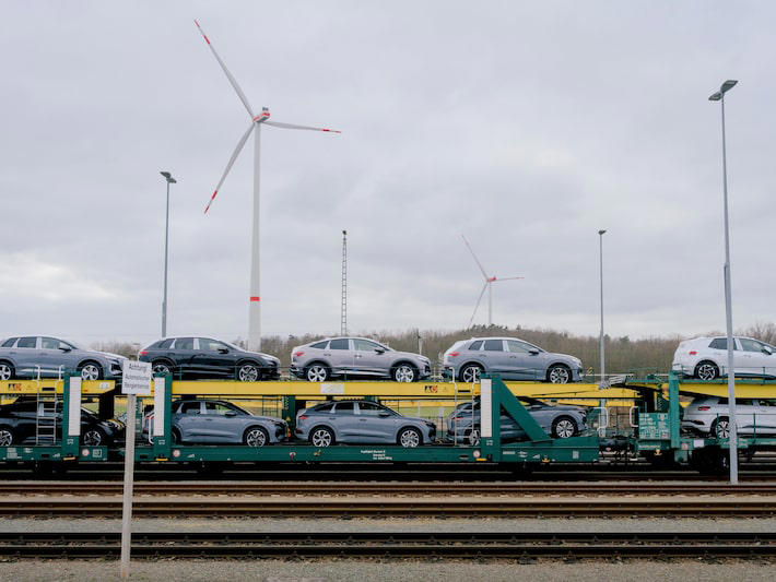 Carros elétricos em fábrica da Volkswagen, na Alemanha; alemães tendem a comprar carros menores produzidos por montadoras nacionais Foto: Ingmar Nolting/NYT