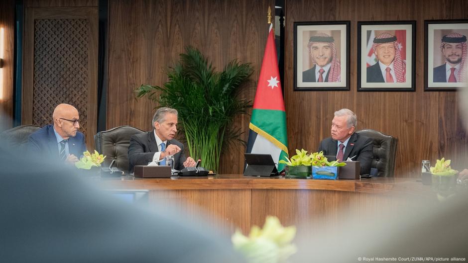 Rei da Jordânia Abdullah 2 (dir.) vive dilema após plano de Trump e antes de visita a Washington