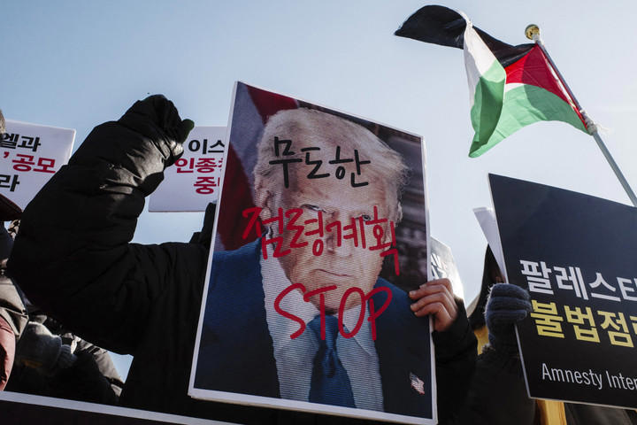 Aktivis memegang plakat Presiden AS Donald Trump dengan tulisan yang diterjemahkan "Rencana Pendudukan yang Tidak Dapat Diatur" dalam sebuah unjuk rasa untuk mendukung warga Palestina di depan kedubes AS di Seoul, Korea Selatan, Kamis (6/2/2025). Foto: Anthony Wallace/AFP