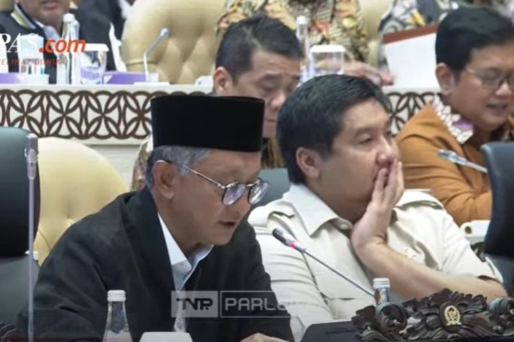 Pagu anggaran Kementerian Perumahan dan Kawasan Permukiman (PKP) dipangkas dari Rp 5,2 triliun menjadi sekitar Rp 1,6 triliun pada 2025. Hal itu disampaikan Menteri PKP Maruarar Sirait usai rapat dengar pendapat dengan Komisi V DPR RI di Kompleks Parlemen, Senayan, Jakarta Pusat, Kamis (6/2/2025). Ara topang dagung saat rapat.