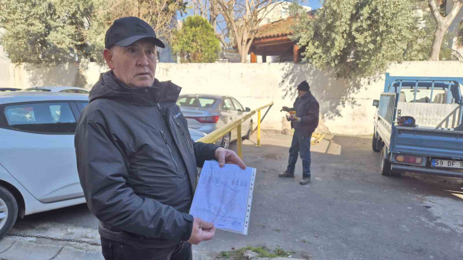 TEKİRDAĞ'IN SÜLEYMANPAŞA İLÇESİNE BİR VATANDAŞ, KENDİSİNE AİT OLDUĞUNU İDDİA ETTİĞİ İHSANİYE SOKAĞI'NIN BİR BÖLÜMÜNÜ DEMİR BARİYERLERLE KAPATTI.