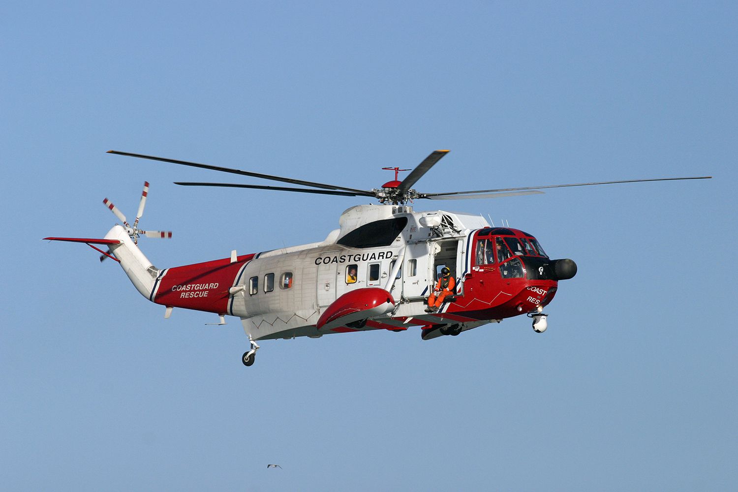 1 Dead, 1 Hospitalized as U.S. Coast Guard Makes Nighttime Rescue from