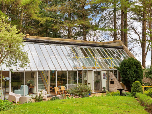 Ein Paar baute dieses Solarhaus aus Glas in einem Wald - als Rentner bieten sie es jetzt für 1,2 Millionen Euro zum Verkauf an