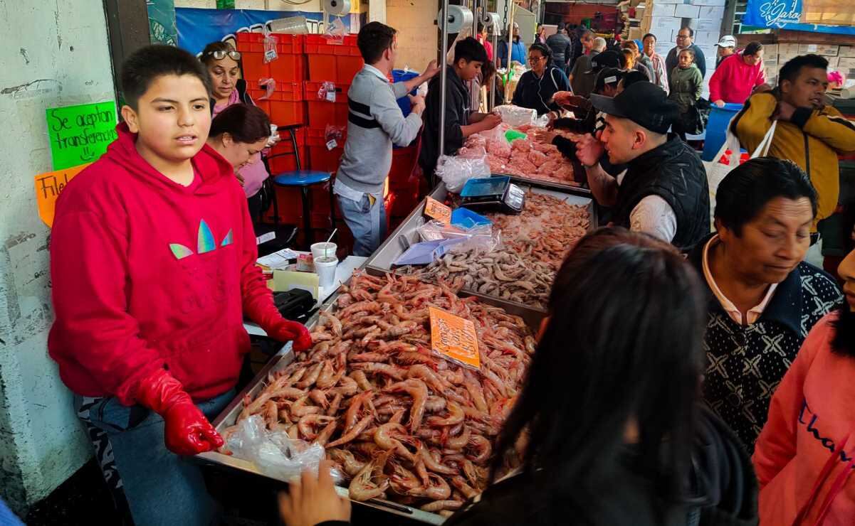 Desde tempranas horas, cientos de personas se han dado cita en el mercado de la Nueva Viga para surtirse de mariscos frescos a fin de celebra el jueves y Viernes Santo. Los precios de la mojarra va de los 80-120 pesos por kilo, mientras que el camarón oscila entre los 180-270 pesos el 28 marzo del 2024. Foto: Cuartoscuro