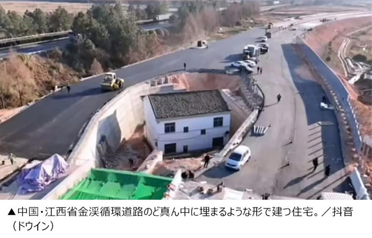 立ち退き拒否で陸の孤島に…道路に包囲された住宅が話題 ／中国・