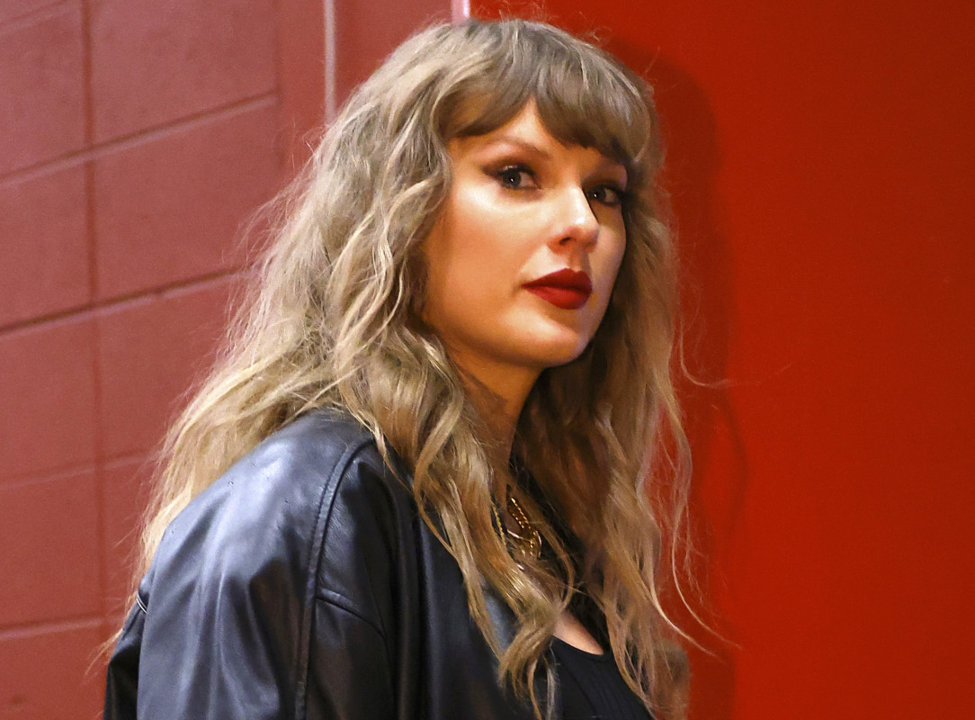 Photos of Taylor Swift Leaving Bathroom With Bodyguard Spark Fan ...