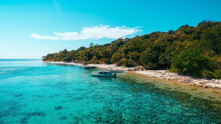 Keindahan Pulau Moyo, destinasi wisata di Sumbawa yang kerap disambangi artis dunia. Foto: Shutterstock