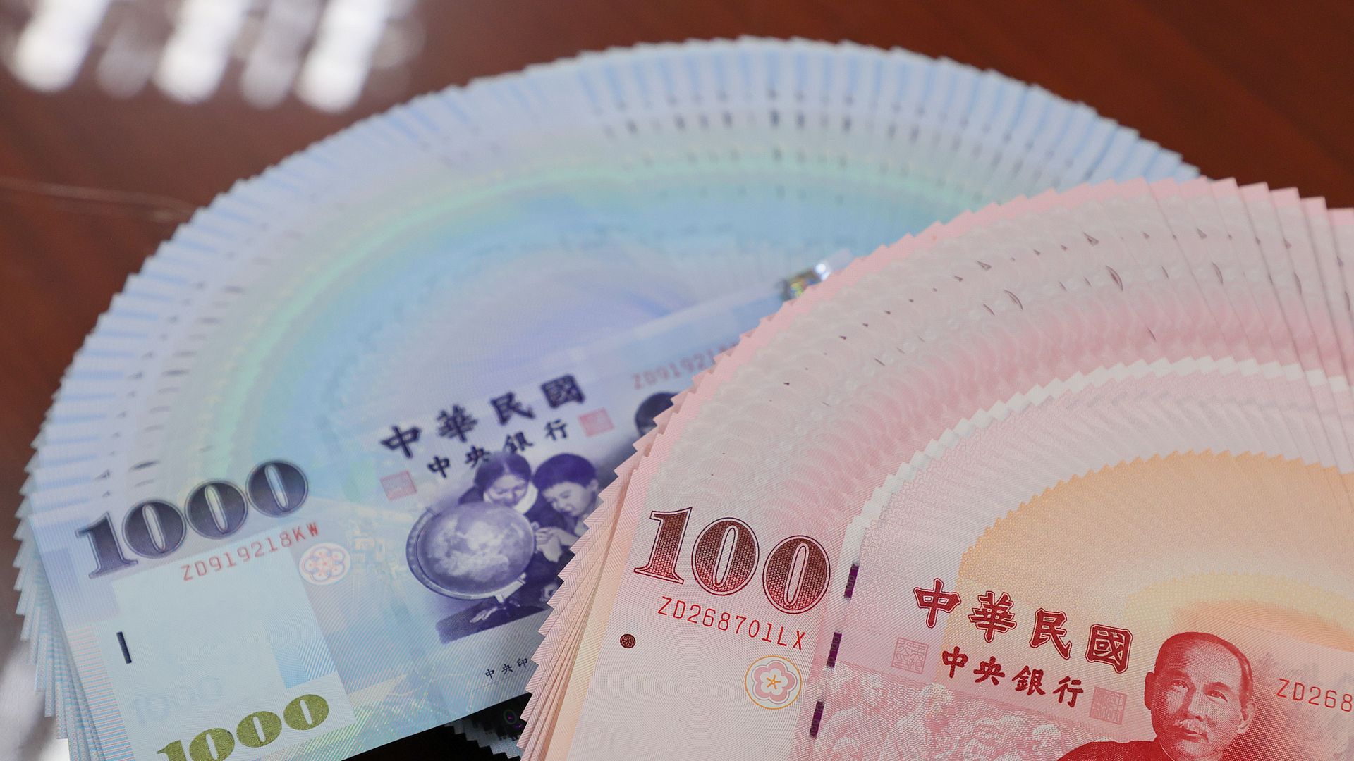 新台幣急升，央行向炒匯「禿鷹」宣戰！外匯局長預告啟動金檢，清查重點一次看