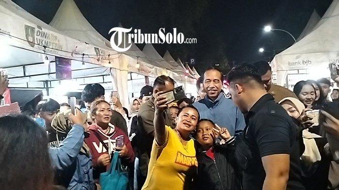 WISATA MALAM SOLO - Presiden ke-7 RI, Jokowi ikut merayakan malam pergantian tahun di Ngarsopuro, Solo bersama warga, Selasa (31/12/2024). (TribunSolo.com/Ahmad Syarifudin)