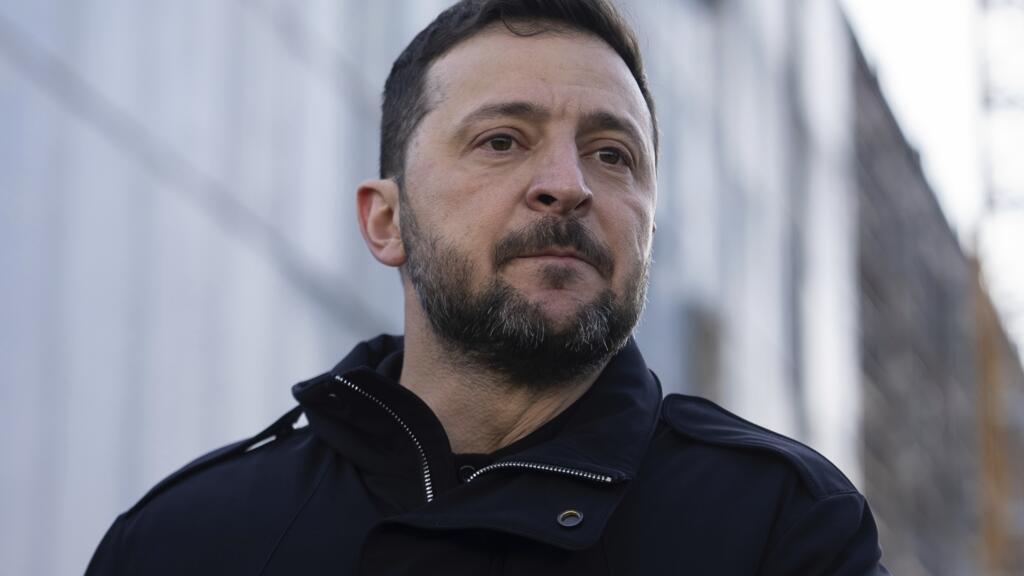 Le président ukrainien Volodymyr Zelensky s'adresse aux médias lors d'un briefing à la centrale nucléaire de Khmelnytskyi, en Ukraine, le 13 février 2025.