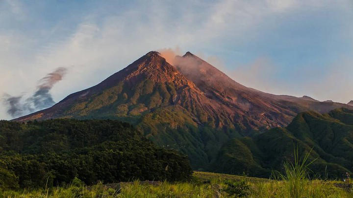 Gunung Merapi. Foto: Misbachul Munir/Shutterstock