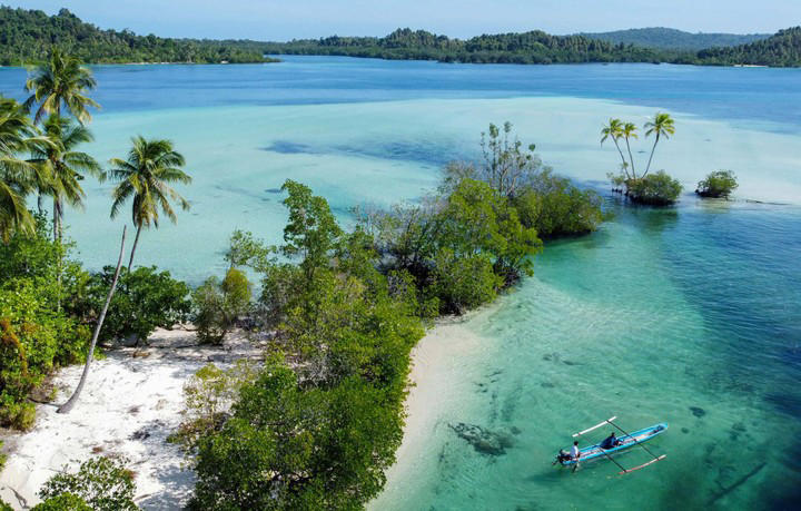 Foto udara pengunjung menggunakan perahu bercadik menikmati perjalanan di Pulau Putoutougat, Kabupaten Kepulauan Mentawai, Sumatera Barat, Rabu (8/2/2023). Foto: Iggoy el Fitra/Antara Foto