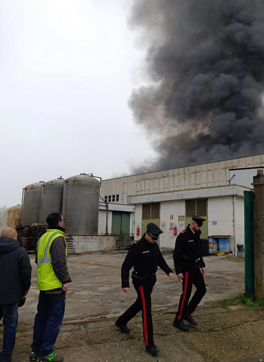 Fiamme e paura in due aziende. Bruciano la Iml e l’ex Sicrem