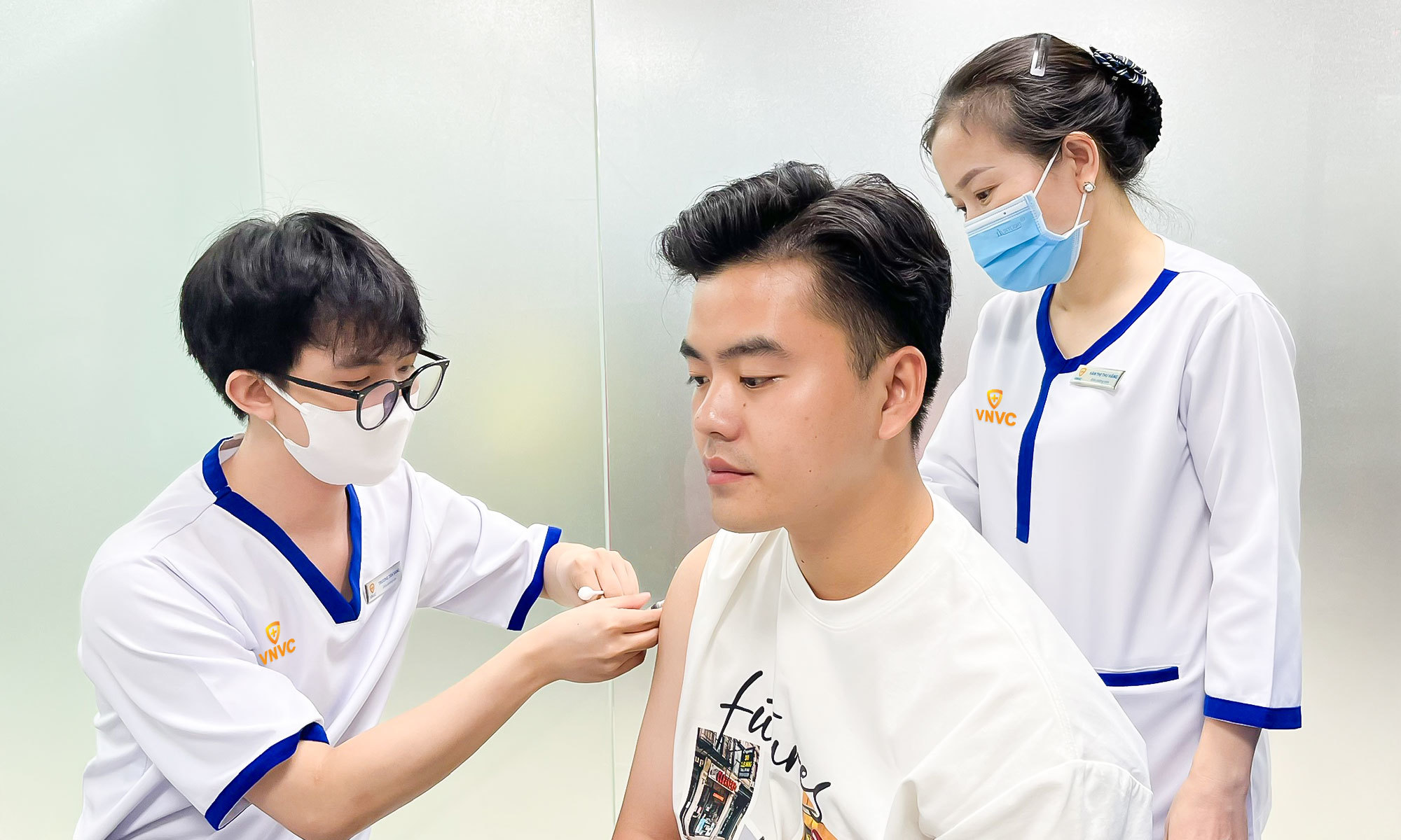 Ai dễ nhiễm não mô cầu?