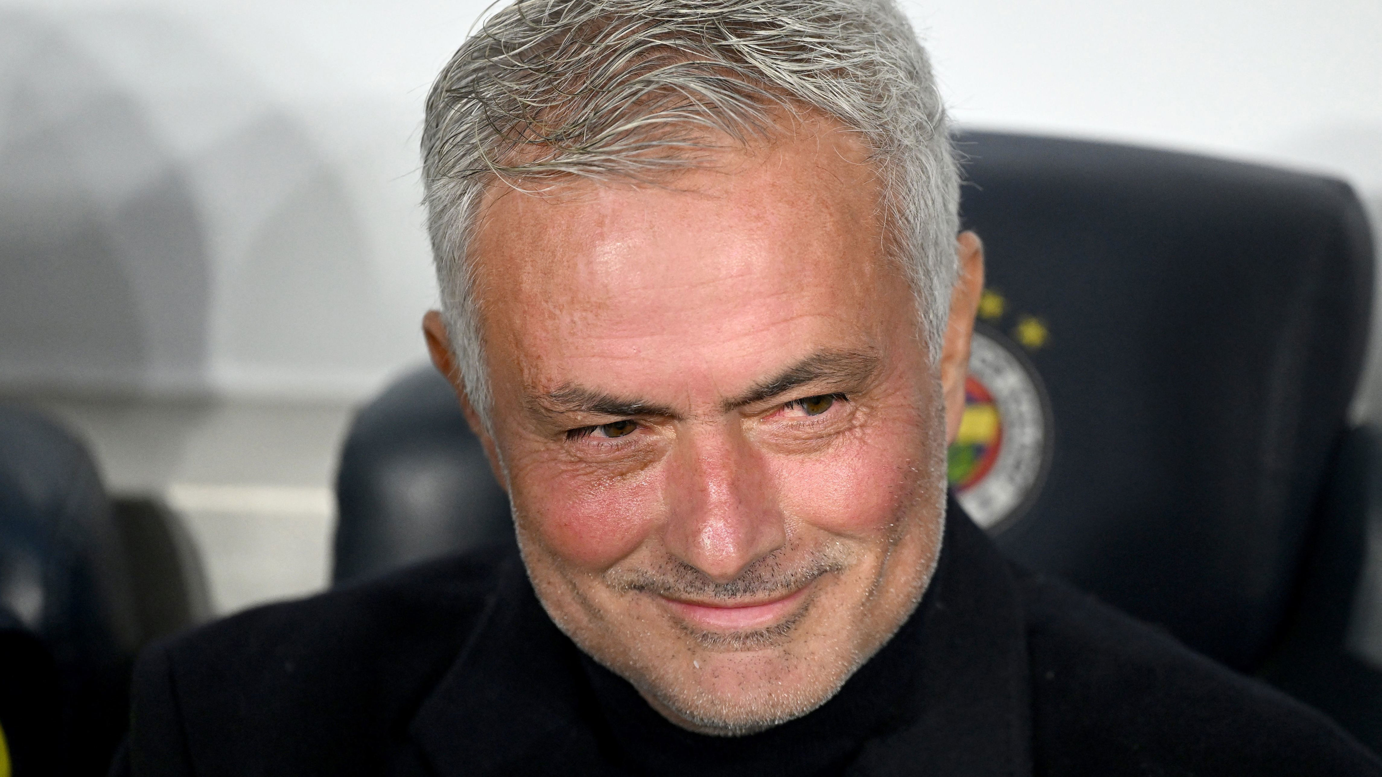 José Mourinho krijgt na afloop plotseling een cadeau van tegenstander en  toont het lachend, image size:4580x2576