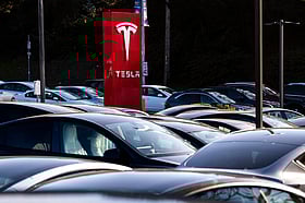 Tesla exodus: Insiders including Elon's brother, chair dump $100m+ in