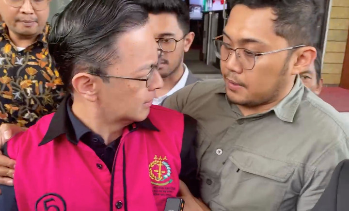 Momen saat Tom Lembong dihardik saat hendak bicara ke wartawan, di Kejari Jakpus, Jumat (14/2/2025). Dok: Fadhil/kumparan