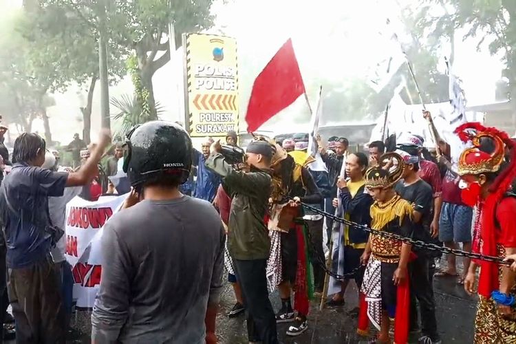 Kelompok masyarakat mengatasnamakan Gerakan Wong Solo Adili Jokowi menggelar aksi demonstrasi dari Kawasan Stadion Sriwedari ke Polresta Solo, Jumat (14/2/2025), siang.