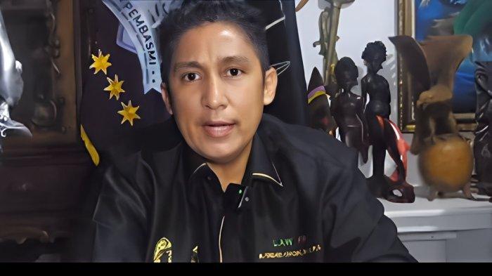 FIRDAUS OIWOBO SANTAI DICOPOT- Pengacara Firdaus Oiwobo pada (8/2/2025). Meski harus berhenti sementara, Firdaus Oiwobo tampaknya santai mengenai hal tersebut. Ia menyinggung Hotman Paris untuk belajar lagi soal hukum. (ig/m.firdausoiwobo_sh)