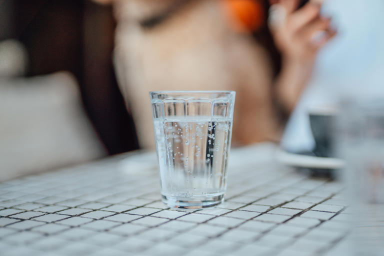Água com gás faz mal? Essa especialista fala das vantagens e desvantagens da bebida
