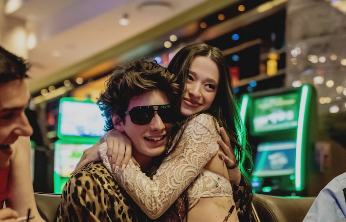 Mark Eydelshteyn e Mikey Madison em cena de 'Anora' Foto: Universal Pictures/Divulgação