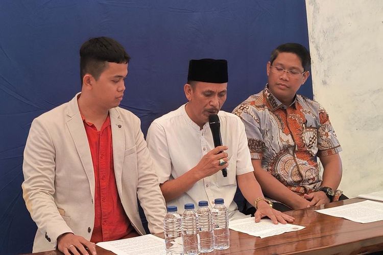 Kepala Desa Kohod, Arsin yang sedang menjawab pertanyaan awak media saat konferensi pers di rumahnya, Desa Kohod, Kabupaten Tangerang.