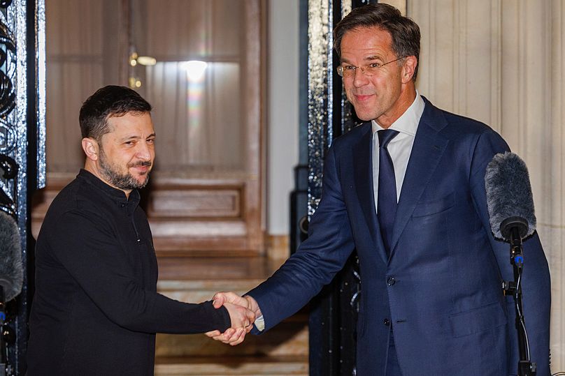 Le secrétaire général de l'OTAN, Mark Rutte, serre la main du président ukrainien, Volodymyr Zelensky, avant une réunion à Bruxelles, le mercredi 18 décembre 2024. AP Photo