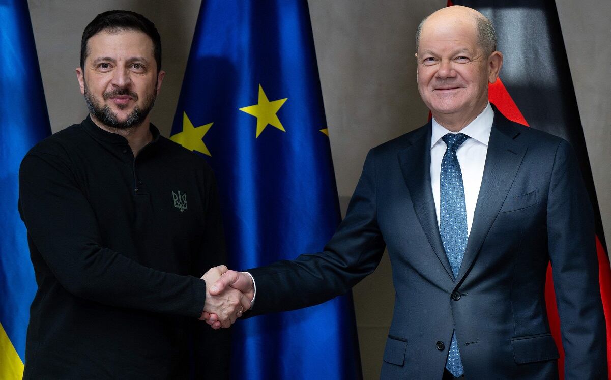 El canciller alemán Olaf Scholz le da la mano al presidente ucraniano Volodimir Zelensky durante una reunión bilateral al margen de la 61ª Conferencia de Seguridad de Múnich. Foto: AFP