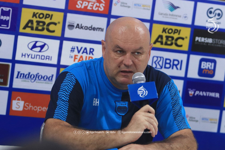 Pemain Persib Bandung merayakan gol kemenangan atas Persis Solo